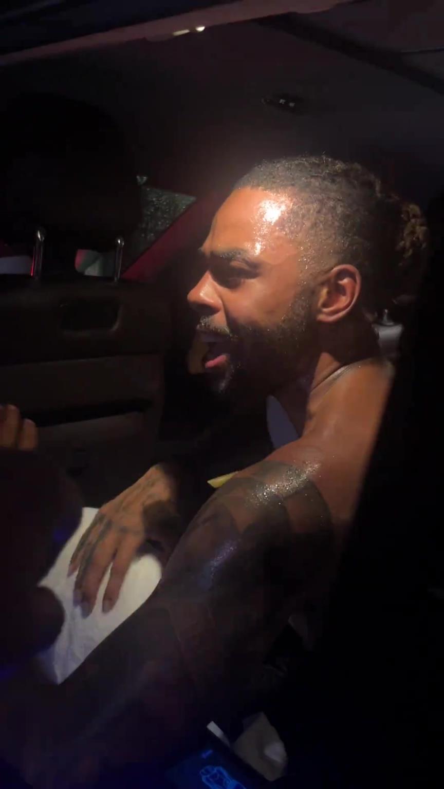 太熱情了！拉塞爾中國行坐車離開球迷們被團(tuán)團(tuán)圍住