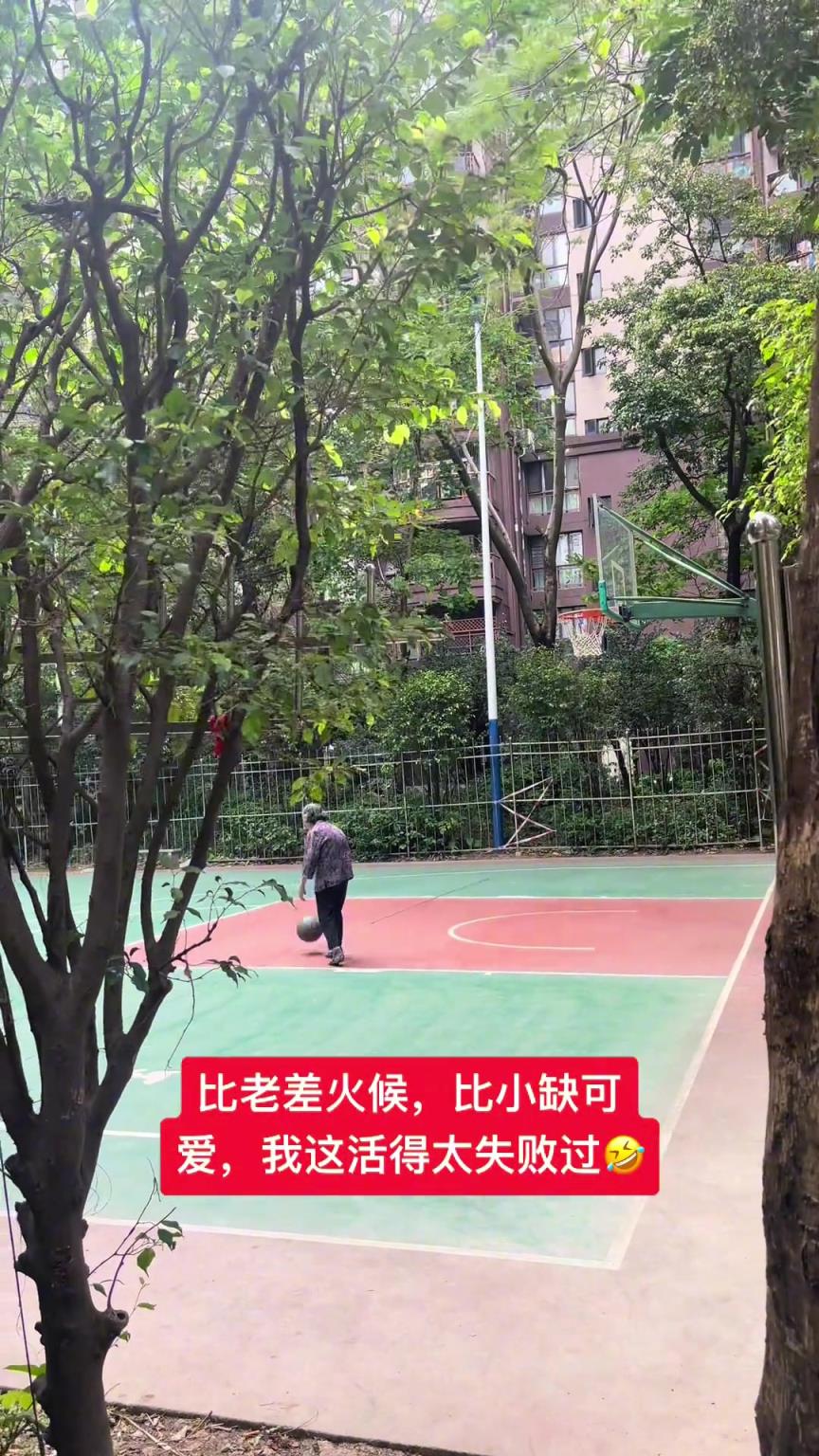 這阿婆單手一投一個準，姜還是老的辣